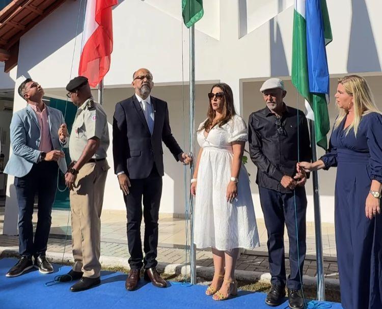 EUNÁPOLIS CELEBRA 37 ANOS COM HASTEAMENTO DAS BANDEIRAS E MENSAGEM DE ESPERANÇA