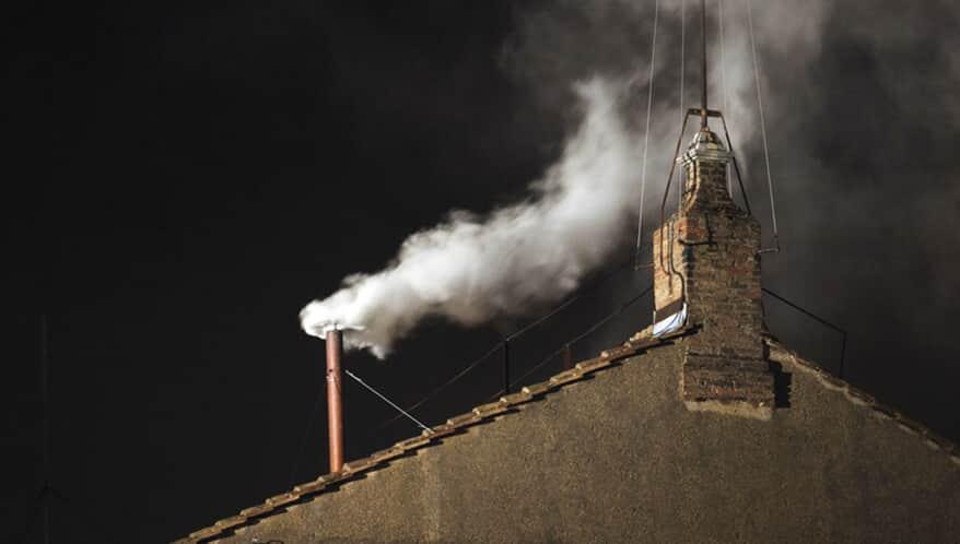 Fumaça branca sai da chaminé da Capela Sistina; novo Papa é escolhido