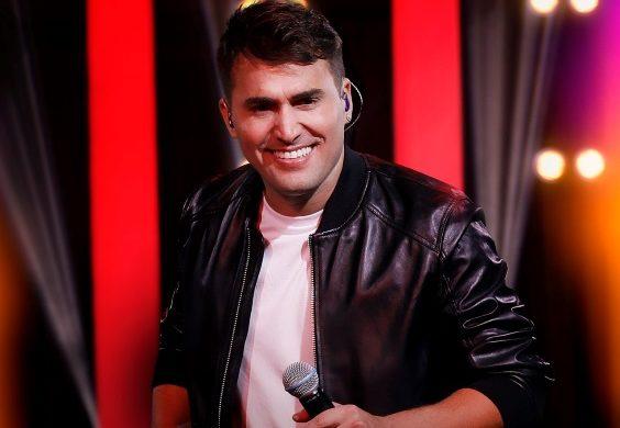 Prefeito Dr. Adauto confirma show de Tayrone no São João de Caravelas 2025