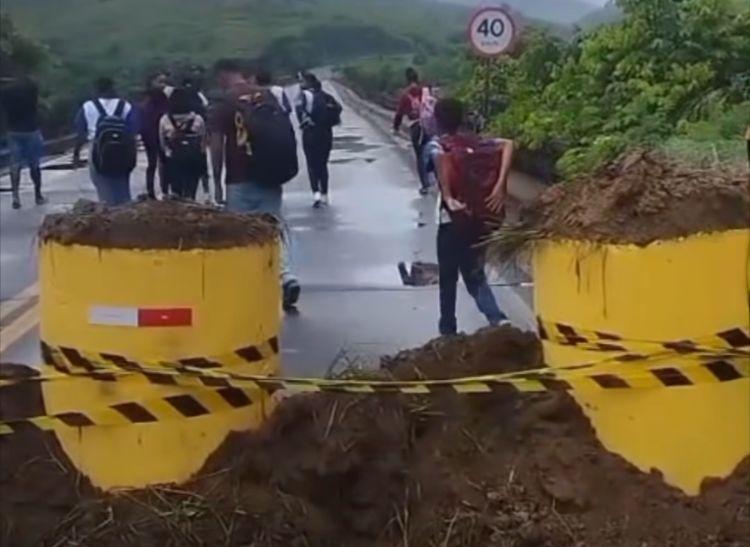 Comunidade isolada bloqueia BR-101 em Belmonte em protesto contra más condições da via