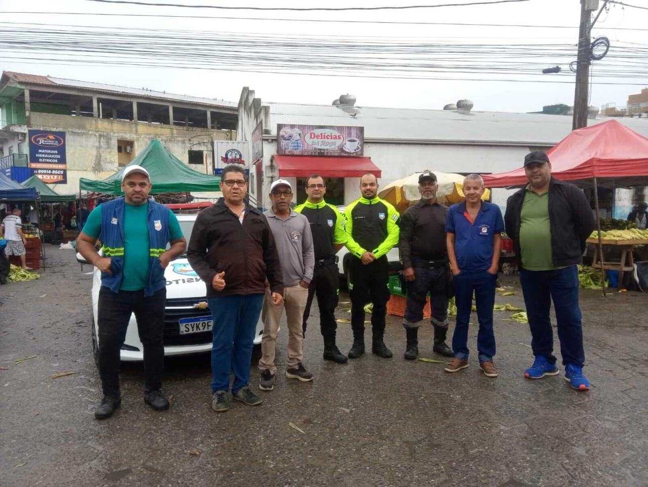 Prefeitura de Teixeira de Freitas realiza ação integrada no Mercado Caravelas para garantir segurança viária e ordenamento urbano