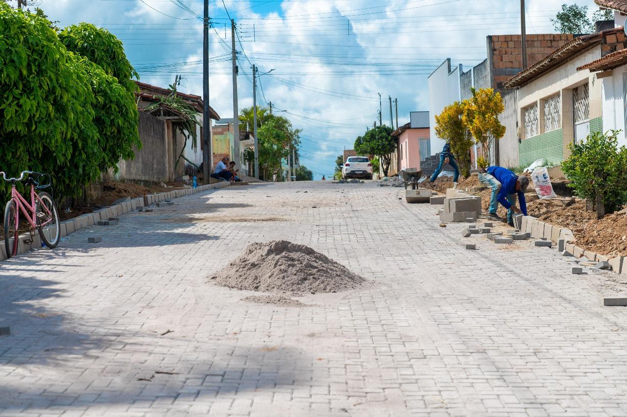 Mais qualidade de vida para todos: Prefeitura de Teixeira de Freitas avança na pavimentação do bairro Tancredo Neves