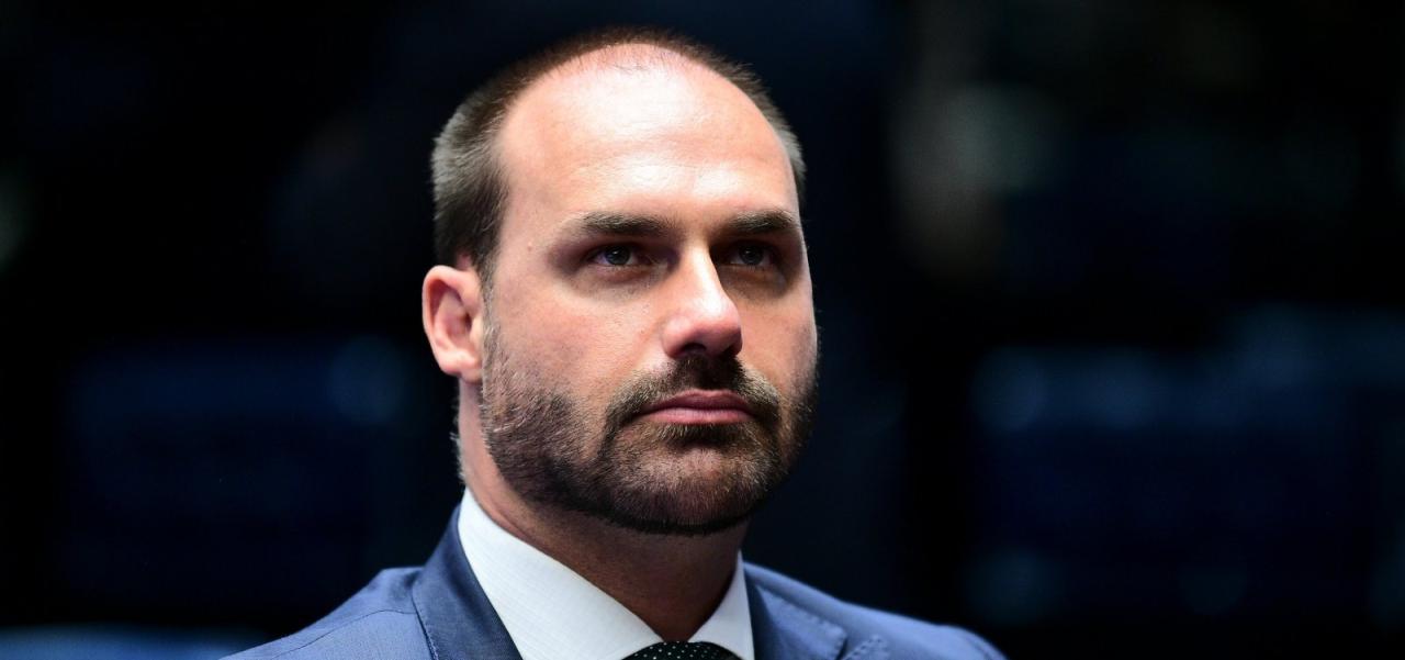 Mesmo fora do país, Eduardo Bolsonaro segue com salário e gabinete de R$ 123 mil