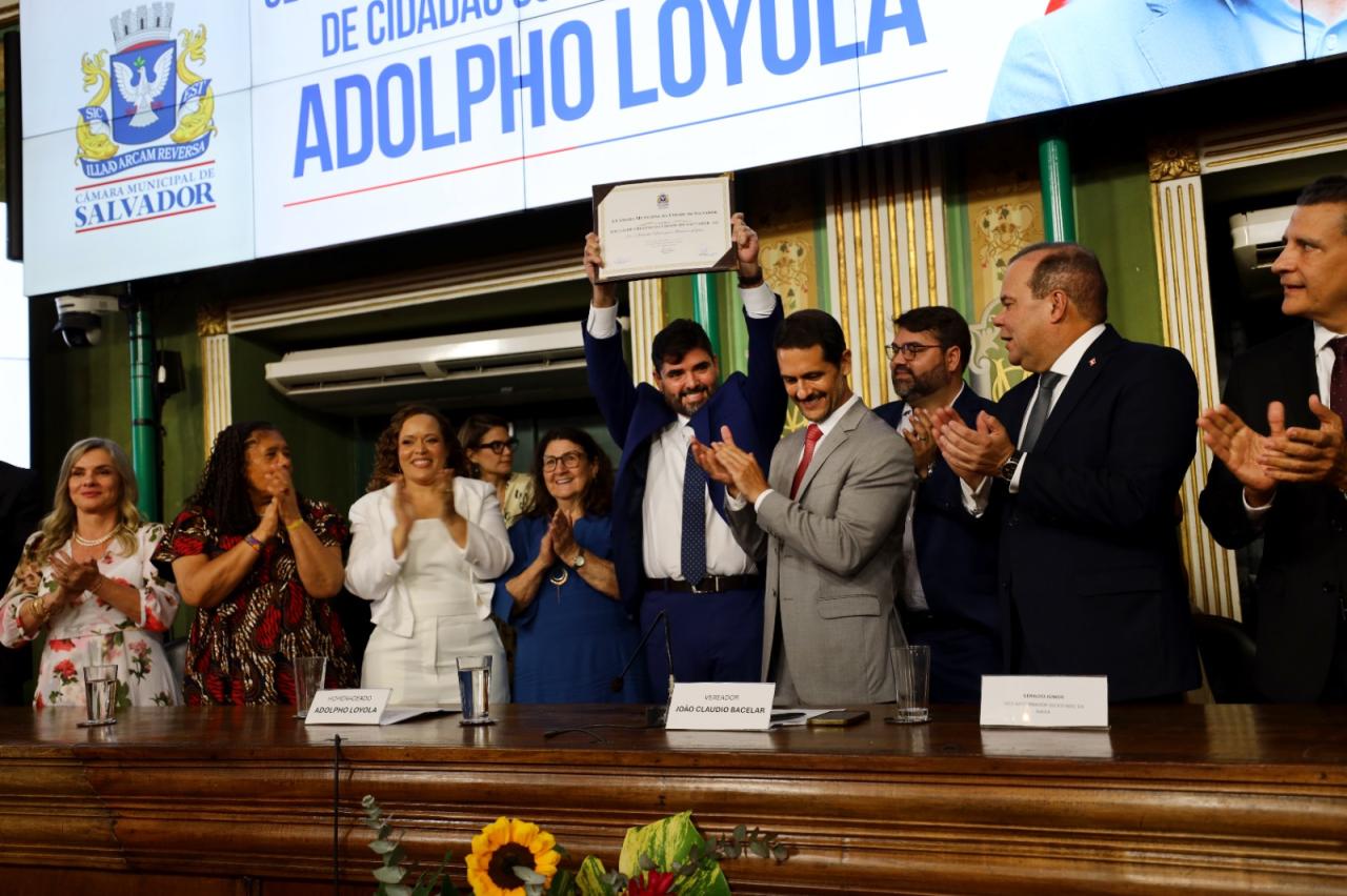 “Cheguei aqui para trabalhar, estudar, hoje recebo uma homenagem muito gratificante”, diz Adolpho Loyola ao receber Título de Cidadão de Salvador