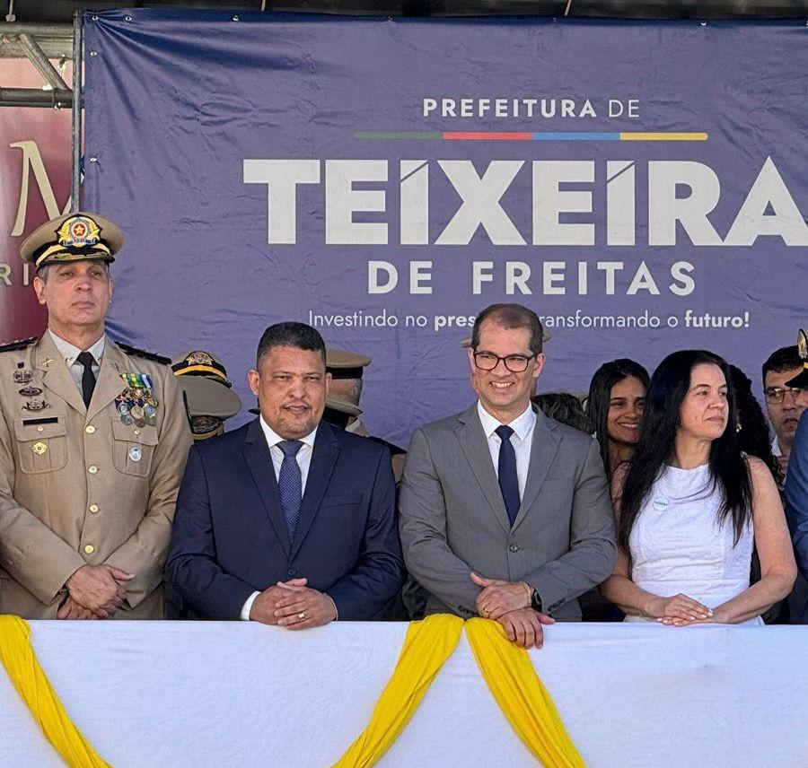 Jonatas Santos prestigia comemorações da Independência em Teixeira de Freitas ao lado do prefeito Marcelo Belitardo
