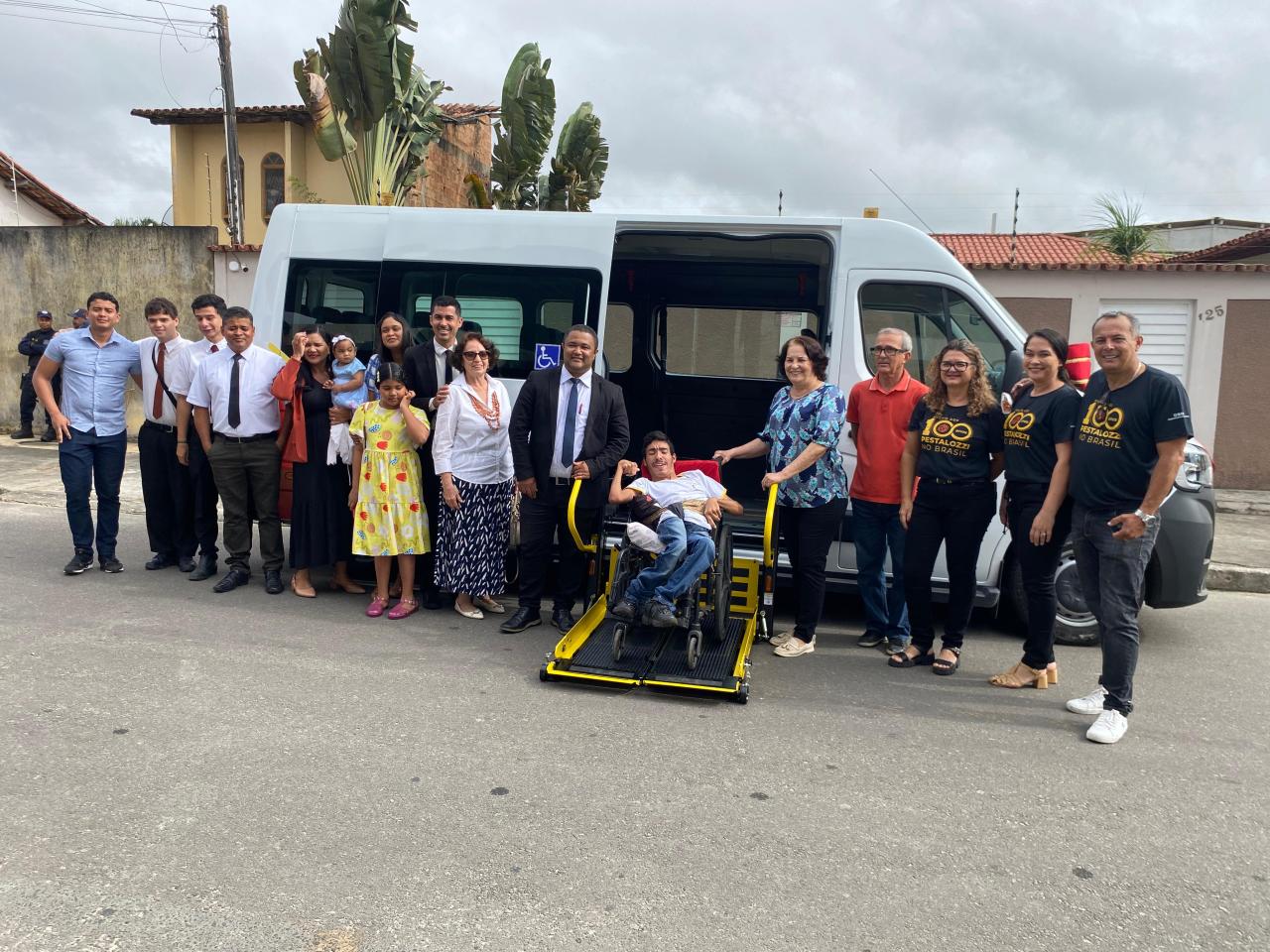 Pestalozzi de Teixeira de Freitas recebe van adaptada em doação da Igreja de Jesus Cristo dos Santos dos Últimos Dias