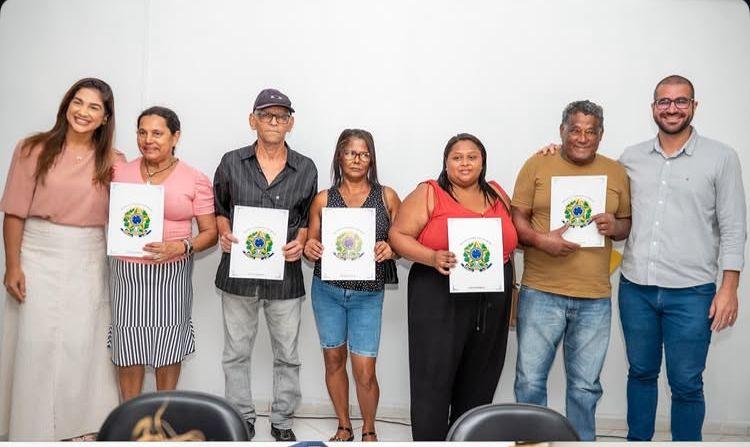 Prefeitura de Teixeira de Freitas entrega títulos de propriedade a moradores dos bairros Colina Verde, Liberdade I e II