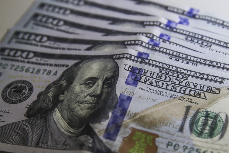 Dólar sobe para R$ 5,35 em meio a tensões com medida provisória