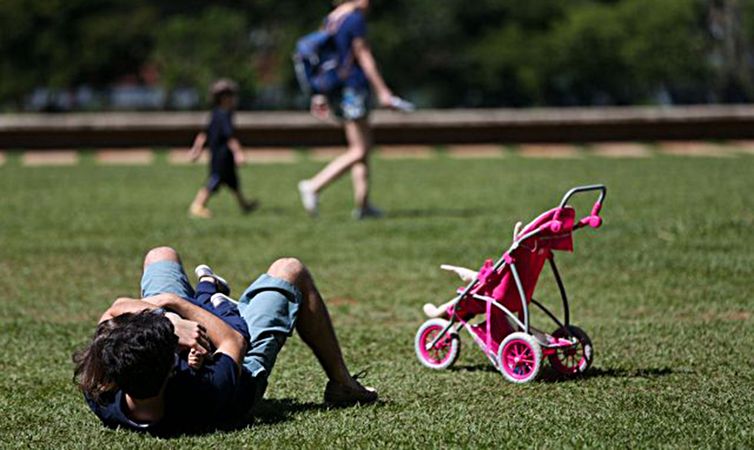 Licença-paternidade é avanço, mas ainda é desigual no cuidado infantil