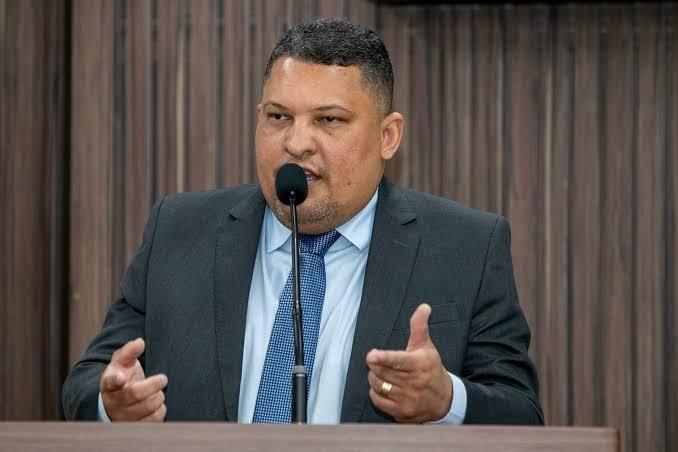 Lei dos 40% na mira: Jonatas Santos vai à Justiça contra tarifa de esgoto cobrada em Teixeira de Freitas