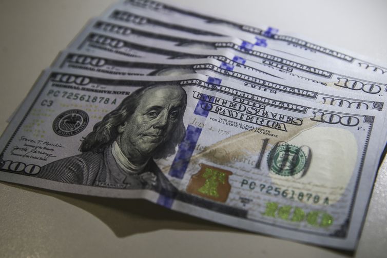 Brasil tem segunda maior saída de dólares da história em 2025
