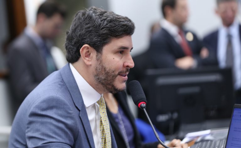 Comissão aprova acesso gratuito à internet para famílias de baixa renda com alunos na rede pública