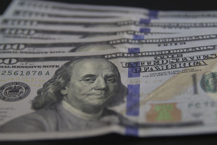 Dólar cai para R$ 5,40 após invasão à Venezuela