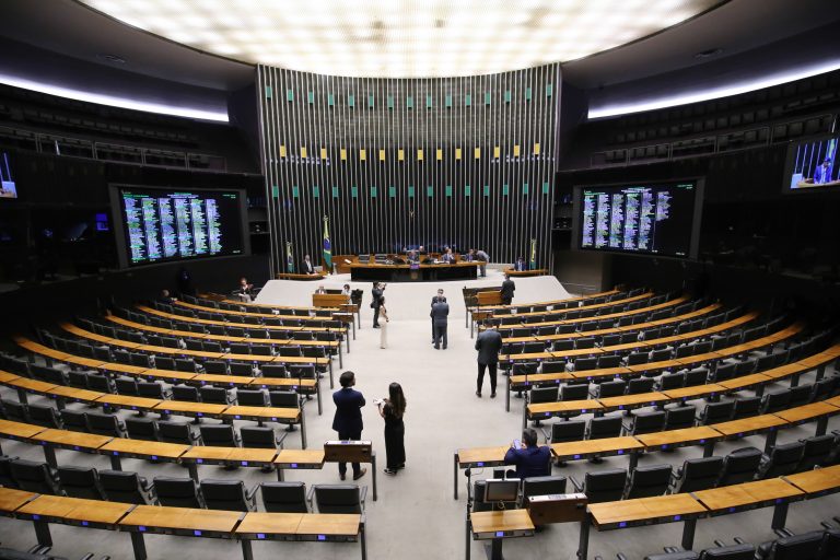 Câmara aprova regime de urgência para três projetos de lei; acompanhe