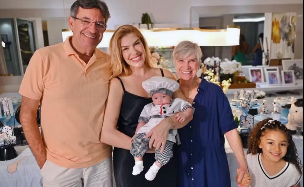 Filho de Lore Improta e Léo Santana encanta web em comemoração de dois meses com tema de chef de cozinha