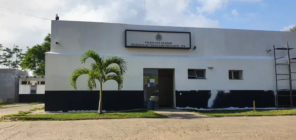 Homem morre após ser atingido por navalha durante discussão com o filho em barbearia na Bahia