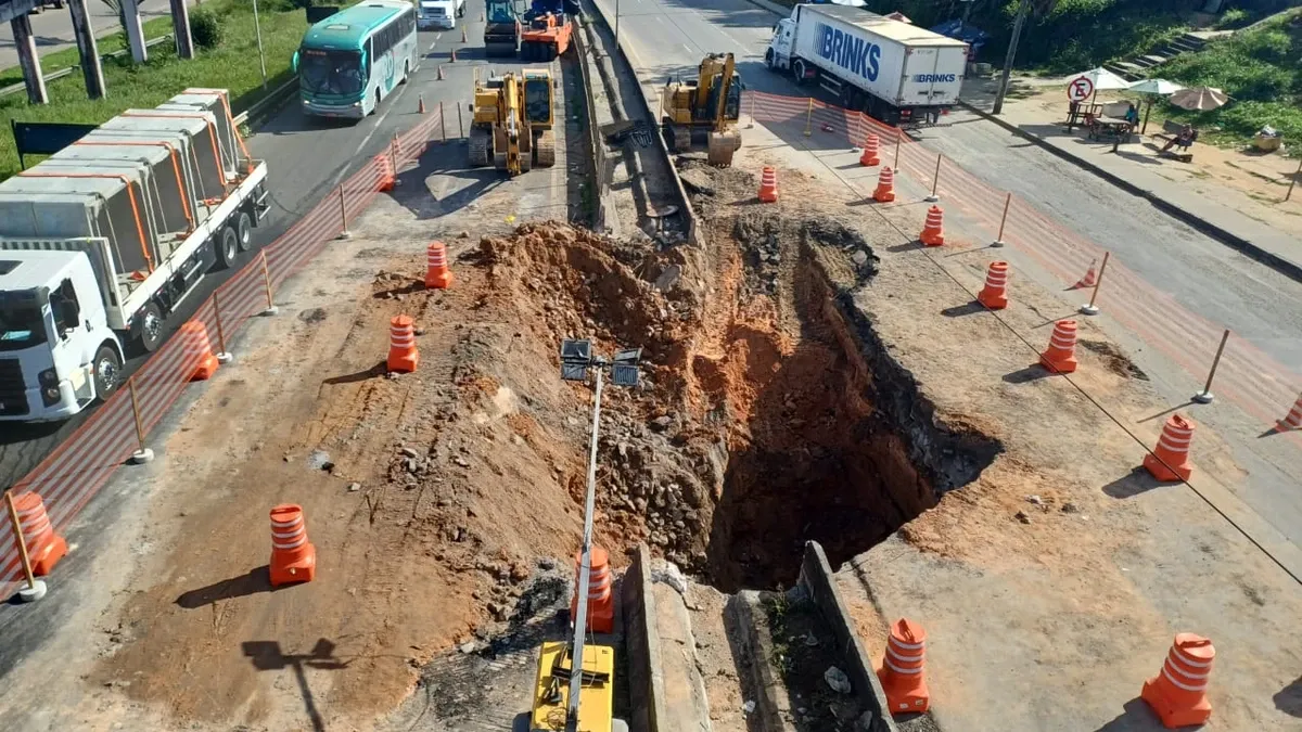 Interdição na BR-324 em Simões Filho continua nesta sexta-feira (10) e causa congestionamento