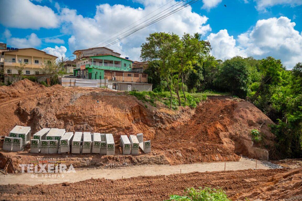 Obra de drenagem na Rua Ipiranga entra em nova fase com instalação de aduelas em Teixeira de Freitas