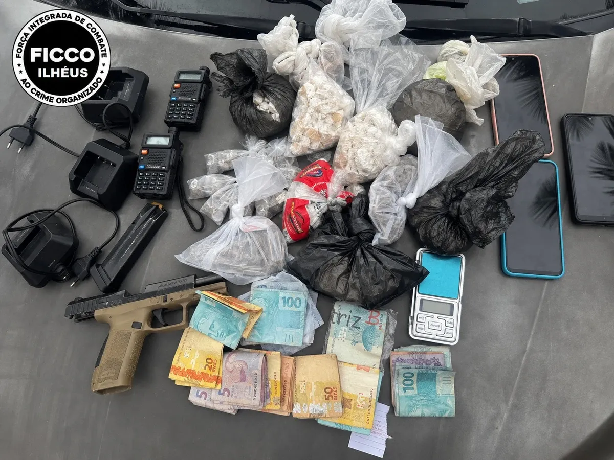 Operação mira facção criminosa e apreende arma, drogas e dinheiro na Bahia