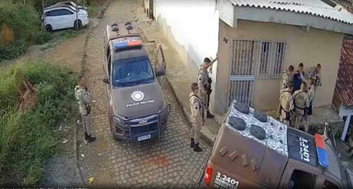 PM investiga abordagem após vídeo mostrar policial atirando contra câmera de segurança em Ipiaú