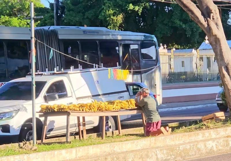 Vendedor de bananas faz oração antes de começar o trabalho e video de fé viraliza